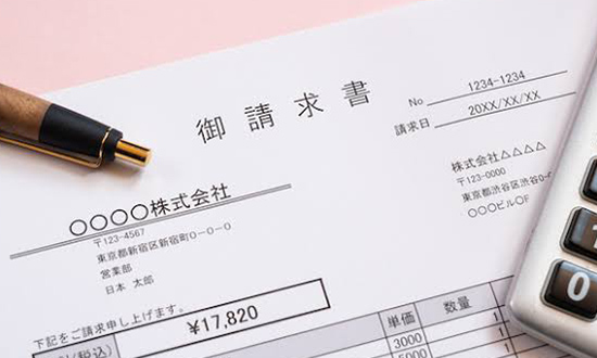 請求書でレンタル料金を支払う様子